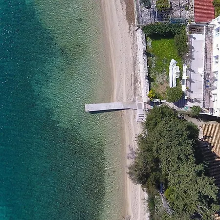 Apartmán Agoritsa Beachfront With Its Own Pontoon
