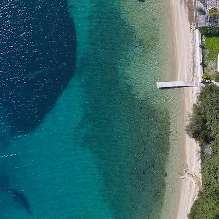 Agoritsa Beachfront With Its Own Pontoon Апартаменты