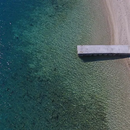 Апартаменты Agoritsa Beachfront With Its Own Pontoon *
