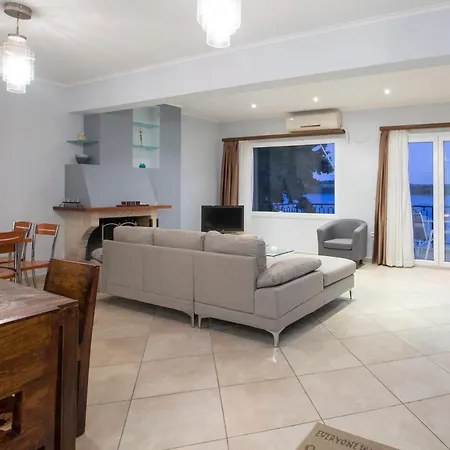Apartment Agoritsa Beachfront With Its Own Pontoon