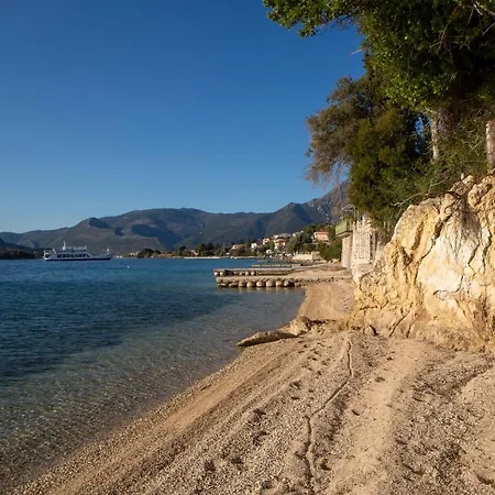 Agoritsa Beachfront With Its Own Pontoon 公寓