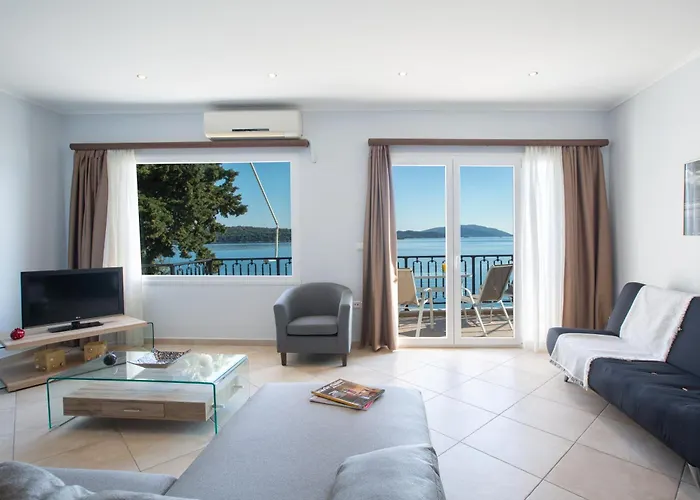 Apartment Agoritsa Beachfront With Its Own Pontoon Nydri (Lefkada)