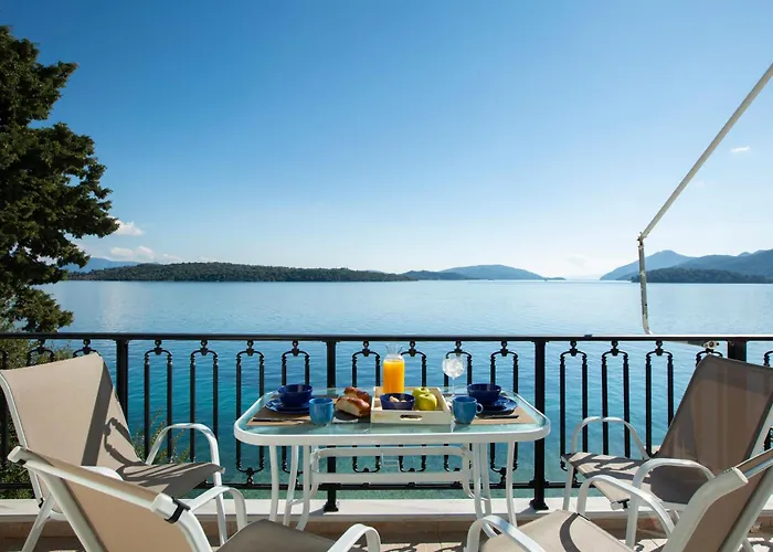Apartment Agoritsa Beachfront With Its Own Pontoon Nydri (Lefkada)