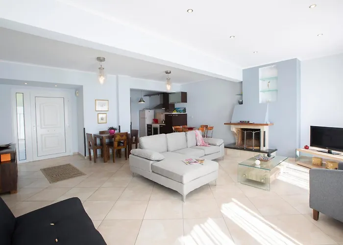 Agoritsa Beachfront With Its Own Pontoon Apartment